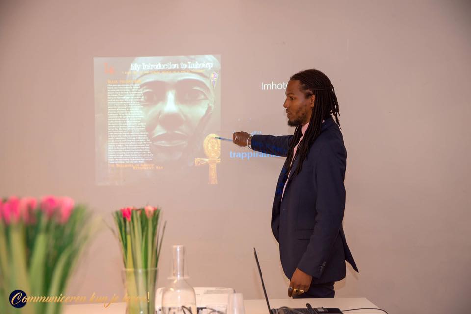 Ptah Ankh Re bij een presentatie